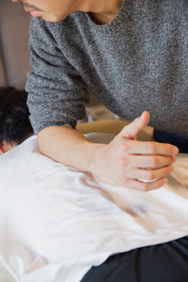 Muskelspannung messen und senken: Massage der Rücken- und Nackenmuskulatur als Ausgleich im Betrieb